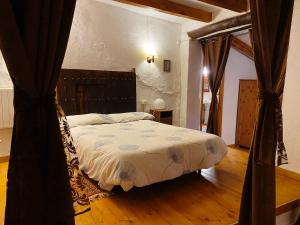 ein Schlafzimmer mit einem Bett in einem Zimmer in der Unterkunft El balcón de Reznos, Soria in Soria