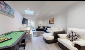 uma sala de estar com uma mesa de bilhar em Myrtle Villa Rooms em Weymouth
