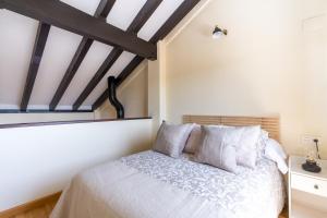 1 dormitorio con 1 cama con sábanas blancas en Casa Rural Sierramagna de 1 Dormitorio, en El Ronquillo