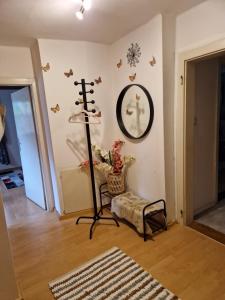 um quarto com uma cadeira e um relógio na parede em FAMILIE BRANDT em Bad Ischl