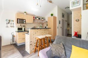 sala de estar con sofá y cocina en La Dolce Vita - T2, en Rennes