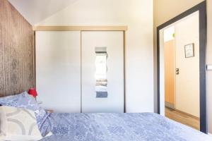 1 dormitorio con 1 cama y un gran armario de cristal en La Dolce Vita - T2, en Rennes