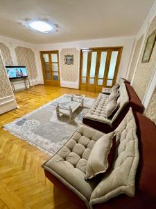 a living room with two couches and a table at Classic C1 Apartment In The Center With 4 Rooms in Tashkent