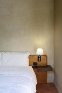Rúm í herbergi á Elda Hotel