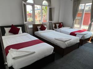 Una cama o camas en una habitación de Pokhara Backpackers Hostel