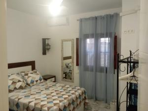 a bedroom with a bed and a window at "Conde de Cárdenas II" Parking gratis in Córdoba