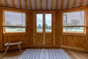 Pokój z trzema oknami i ławką w obiekcie YURs w mieście Baexem