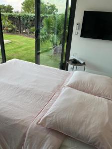 Postel nebo postele na pokoji v ubytování Magnifique studio avec piscine