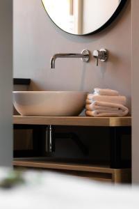 een badkamer met een wastafel en een spiegel bij Appartement de Hoge Stoep in Hollum