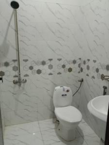 Et badeværelse på Fasil-Town Rooms Near Isb Air port
