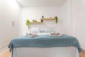 A bed or beds in a room at Malgi Apartment - Malaga City Centre