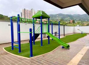 サバネタにあるPiso26 Beautifull Apartment and Parkingの屋根遊び場