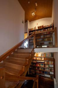 uma escadaria com um monte de livros numa biblioteca em Posada Real La Almazuela em Montenegro de Cameros