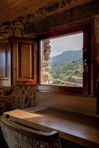 ventana en una habitación con mesa y vistas en Posada Real La Almazuela, en Montenegro de Cameros