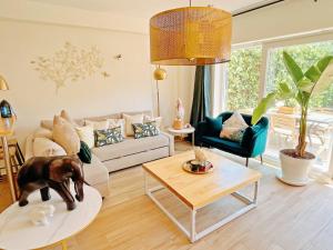 Posezení v ubytování Cheerful Townhouse Center Sitges 5 bedrooms Pool and Terrace