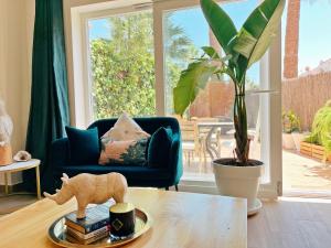 Posezení v ubytování Cheerful Townhouse Center Sitges 5 bedrooms Pool and Terrace