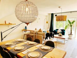 Posezení v ubytování Cheerful Townhouse Center Sitges 5 bedrooms Pool and Terrace