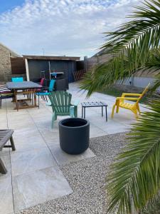 d'un patio avec des tables et des chaises colorées. dans l'établissement Les pieds dans le sable, à Roscoff