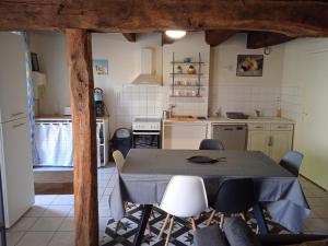 Kuchyň nebo kuchyňský kout v ubytování CAP NATURE - T3 et T4 en Périgord vert - horaires adaptables- Idéal PROS et GROUPES
