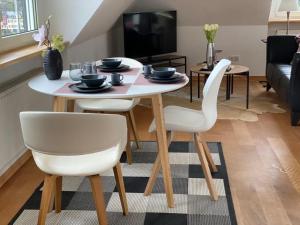 a dining room table and chairs in a living room at Ferienwohnung Moseltraum in Cochem
