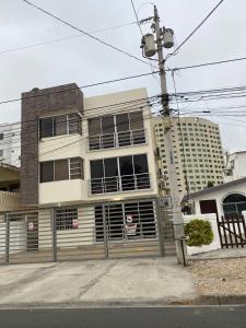 un bâtiment situé sur le côté d'une rue dans l'établissement Franches Apt, Amplio apartamento Familiar amoblado, San Lorenzo Salinas, à Salinas