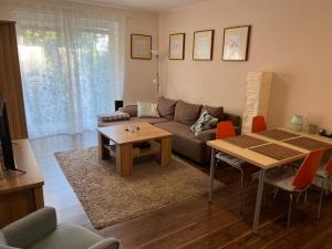 uma sala de estar com um sofá e uma mesa em Apartmán Kykula - Terchová, Vyšné Kamence 1520 em Terchová