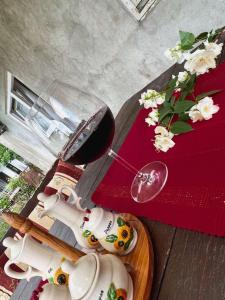een tafel met een glas wijn en een bord eten bij Apartmani Cinci in Tivat