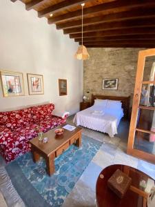 un soggiorno con divano e letto di Niki's House a Limassol