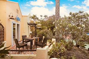 a patio with chairs and a table in a garden at Casa Verde in Teguise
