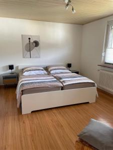 ein Schlafzimmer mit einem Bett in einem Zimmer in der Unterkunft Ferienwohnung Dieblich an der Mosel in Dieblich