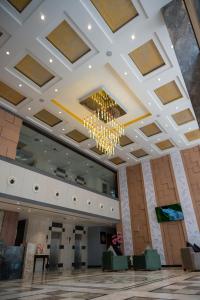 een grote lobby met een kroonluchter in het plafond bij Golden Retreat in Baharampur