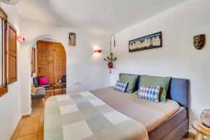 1 dormitorio con 1 cama grande en una habitación en Casa Llibertat boutique stay with spa, en Lliber
