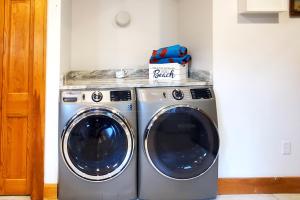 lavadora y secadora en una lavandería en Nautical Daze, en Oak Bluffs