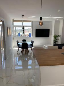 Televízia a/alebo spoločenská miestnosť v ubytovaní Apartamento Casa Blanca