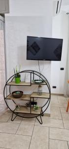 uma sala de estar com televisão numa mesa em Casa vacanze Ķ-HOME em Salerno
