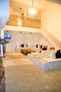 - un salon avec des canapés et un escalier dans l'établissement Villa Amado, à Morro de São Paulo