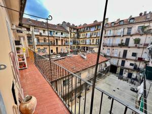 d'un balcon offrant une vue sur la ville. dans l'établissement [Abstract house] Design home in center of Turin, à Turin