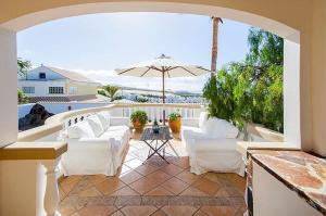 Część wypoczynkowa w obiekcie Villa with Private Pool, Jacuzzi & 360° Sea Views
