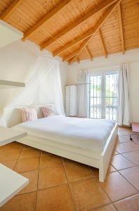 una camera con un grande letto bianco di Villa with Private Pool, Jacuzzi & 360° Sea Views a Callao Salvaje