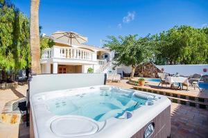 Basen w obiekcie Villa with Private Pool, Jacuzzi & 360° Sea Views lub w pobliżu
