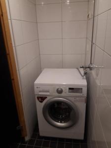 een wasmachine en droger in een kleine kamer bij Jaalan Tienristi in Kouvola