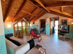 Televízia a/alebo spoločenská miestnosť v ubytovaní Loft apartment 20m from sea