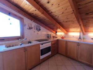 Kuchyňa alebo kuchynka v ubytovaní Loft apartment 20m from sea