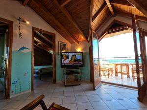 Televízia a/alebo spoločenská miestnosť v ubytovaní Loft apartment 20m from sea