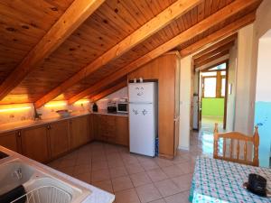 Kuchyňa alebo kuchynka v ubytovaní Loft apartment 20m from sea