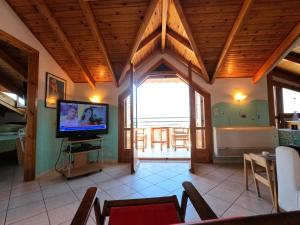 Televízia a/alebo spoločenská miestnosť v ubytovaní Loft apartment 20m from sea