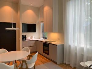 een keuken met een tafel en een eetkamer bij Vallikraavi Lux Apartment in Tartu