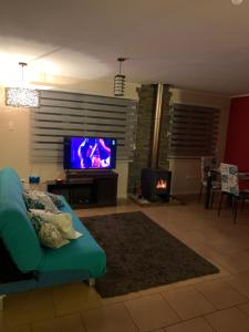 a living room with a blue couch and a tv at Departamento para 4 personas Constitución in Constitución