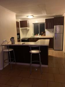 a kitchen with a white counter and a refrigerator at Departamento para 4 personas Constitución in Constitución