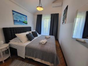 1 dormitorio pequeño con 1 cama con 2 toallas en Apartment Vita en Lovran
